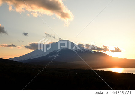 夕焼けの富士山 64259721