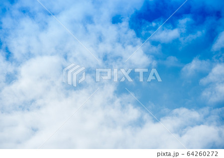 雲　クラウド　白　青　グラデーション　大空　快晴　青空　スカイ　風景　さわやかな空　バックグラウンド 64260272