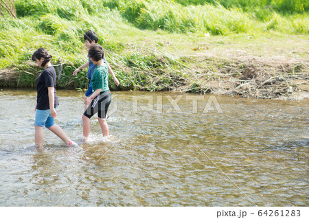 川遊びをする小学生の写真素材