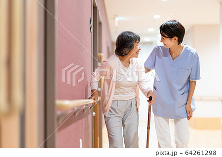 介護 介護施設 シニア 介護士 医療 イメージ 64261298