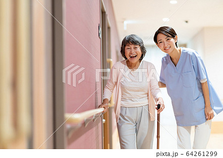 介護 介護施設 シニア 介護士 医療 イメージ 64261299