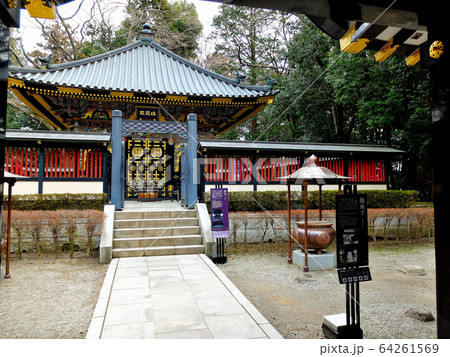 瑞鳳殿・拝殿の入口をくぐると現れる橋廊下と唐門、最奥にある瑞鳳殿（２） 64261569