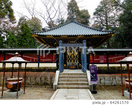 瑞鳳殿・拝殿の入口をくぐると現れる橋廊下と唐門、最奥にある瑞鳳殿(3) 瑞鳳殿・拝殿の入口をくぐると現れる橋廊下と唐門、最奥にある瑞鳳殿(3) 64261570