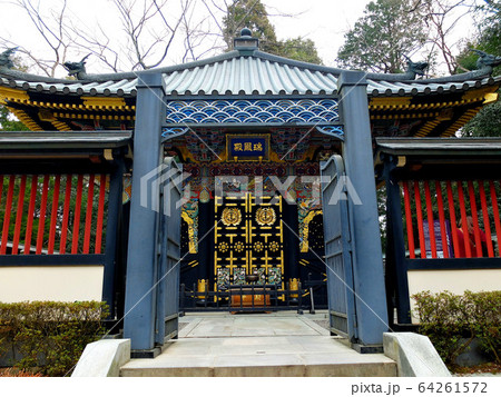 瑞鳳殿・唐門越しに眺める、最奥にある瑞鳳殿(1) 瑞鳳殿・唐門越しに眺める、最奥にある瑞鳳殿(1) 64261572