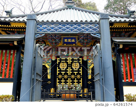 瑞鳳殿・唐門越しに眺める、最奥にある瑞鳳殿（２） 64261574