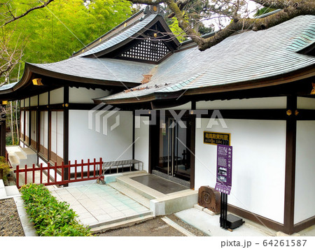 瑞鳳殿・拝殿の脇に建てられた瑞鳳殿資料館（３） 64261587