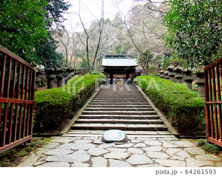 感仙殿・瑞鳳殿の近くに建てられた感仙殿の拝殿を、石段の下から見上げる（１） 64261593