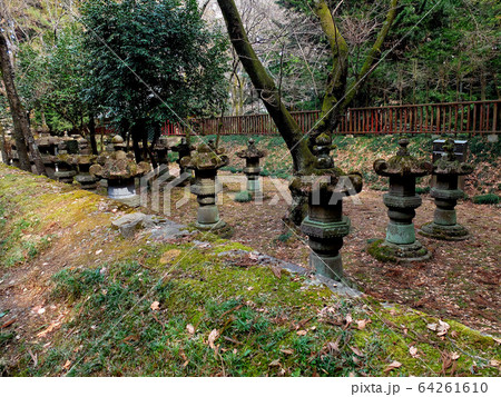 感仙殿・周囲を囲むように設置された無数の灯籠(1) 感仙殿・周囲を囲むように設置された無数の灯籠(1) 64261610