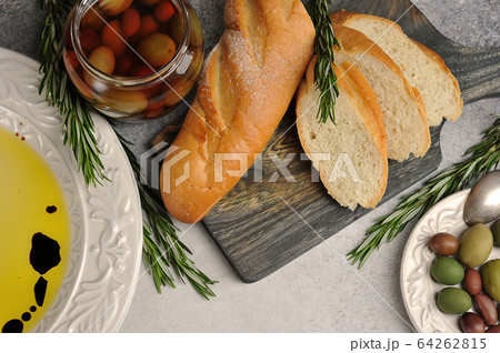 olives with baguette 64262815