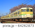 桜と電車 64262873