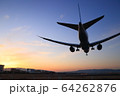 夕焼けの空港 64262876