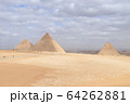 ギザの三大ピラミッド 64262881