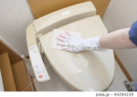 トイレ掃除 64264239