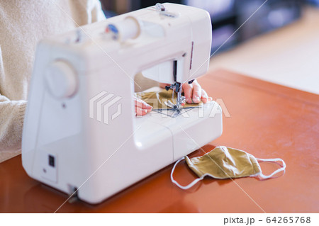 ミシン　布マスク　マスク　作成　ハンドメイド　手作り　自宅　女性　人物　コロナウィルス　対策　日本人 64265768