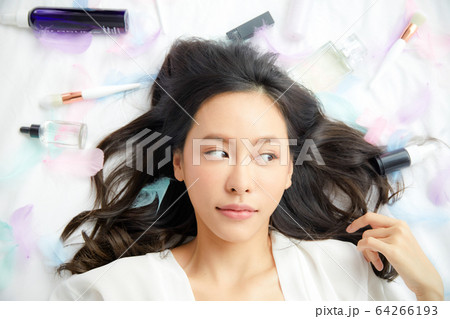 美人　女性　ベッド　俯瞰　化粧　コスメ　楽しむ　人物　素材 64266193