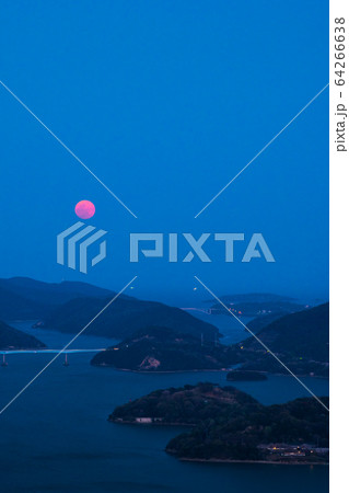 満月（スーパームーン）　瀬戸内海の夜景 64266638