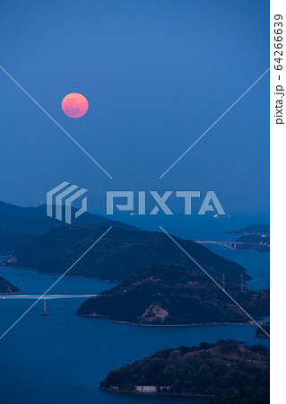 満月（スーパームーン）　瀬戸内海の夜景 64266639