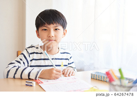 勉強中の男の子 勉強中の男の子 64267478