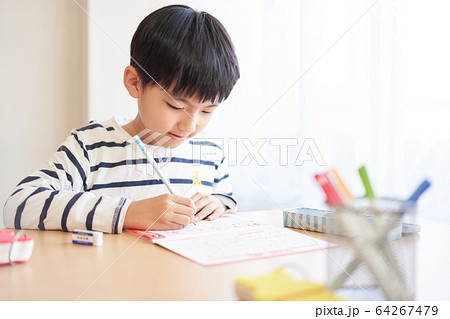 勉強中の男の子 勉強中の男の子 64267479