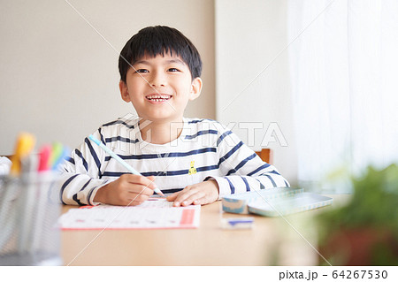 勉強中の男の子　ライフスタイル 64267530