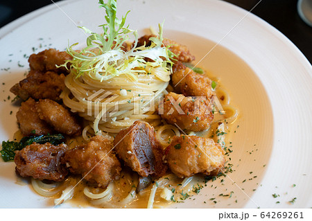 Taiwanese-style garlic chicken pasta is in Taiwan. 64269261