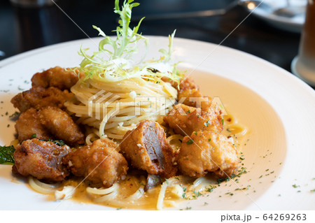 Taiwanese-style garlic chicken pasta is in Taiwan. 64269263