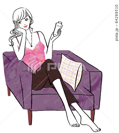 ひとりがけソファに座りリラックスして化粧水をつけている女性のイラスト素材