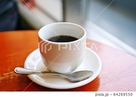 昼下りの午後に飲む一杯のコーヒー 昼下りの午後に飲む一杯のコーヒー 64269550