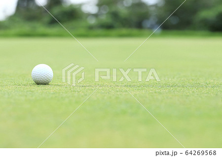 グリーン上のゴルフボール イメージ ボケ 64269568