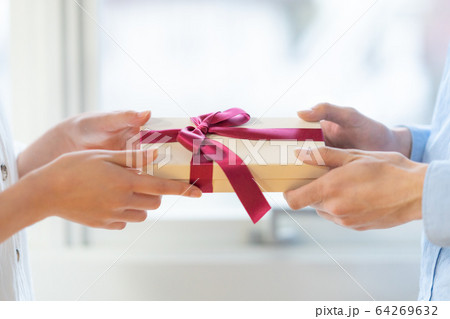 記念日 結婚 プロポーズ 贈り物 プレゼント クリスマス 男女 2人 箱 小箱 室内 屋内 記念日 結婚 プロポーズ 贈り物 プレゼント クリスマス 男女 2人 箱 小箱 室内 屋内 64269632