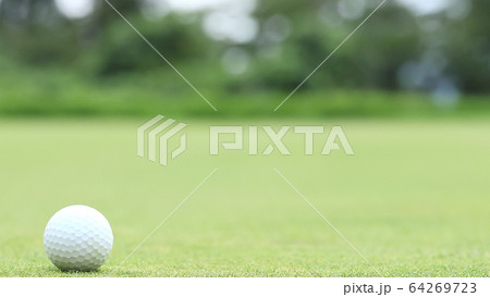 グリーン上のゴルフボール イメージ ボケ グリーン上のゴルフボール イメージ ボケ 64269723