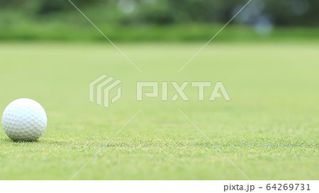 グリーン上のゴルフボール イメージ ボケ グリーン上のゴルフボール イメージ ボケ 64269731