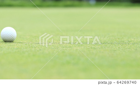 グリーン上のゴルフボール イメージ ボケ 64269740
