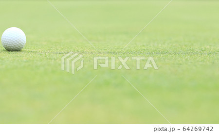 グリーン上のゴルフボール イメージ ボケ 64269742
