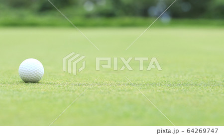グリーン上のゴルフボール イメージ ボケ グリーン上のゴルフボール イメージ ボケ 64269747