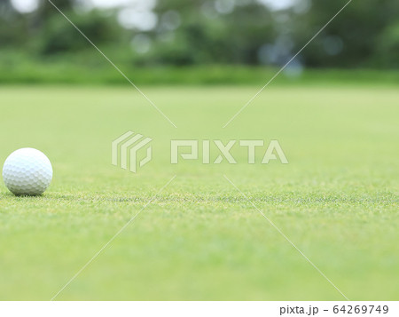 グリーン上のゴルフボール イメージ ボケ 64269749