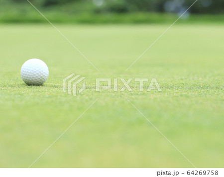 グリーン上のゴルフボール イメージ ボケ 64269758