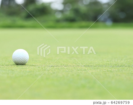 グリーン上のゴルフボール イメージ ボケ 64269759
