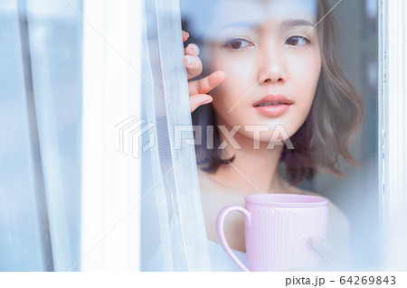 美人 女性 部屋 屋内 窓 眺める 人物 素材 美人 女性 部屋 屋内 窓 眺める 人物 素材 64269843