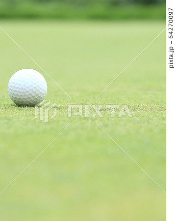 グリーン上のゴルフボール イメージ ボケ 64270097