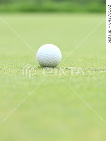 グリーン上のゴルフボール イメージ ボケ 64270102
