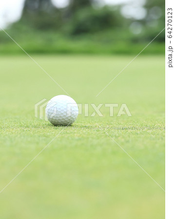 グリーン上のゴルフボール イメージ ボケ グリーン上のゴルフボール イメージ ボケ 64270123