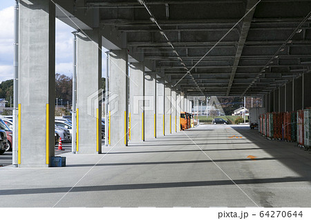 倉庫のバース 64270644