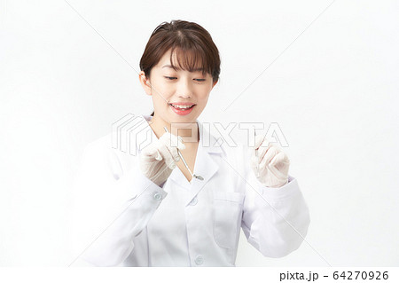女性医師 白バック 女性医師 白バック 64270926