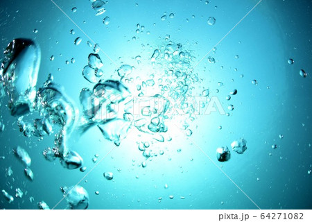 水中から見上げた太陽 64271082