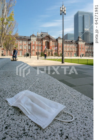 捨てられたマスク 64271981