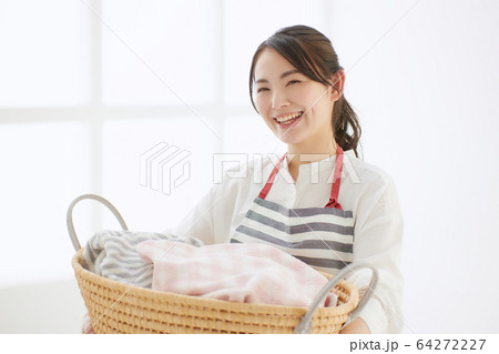 若い女性 ライフスタイル エプロン 洗濯 若い女性 ライフスタイル エプロン 洗濯 64272227
