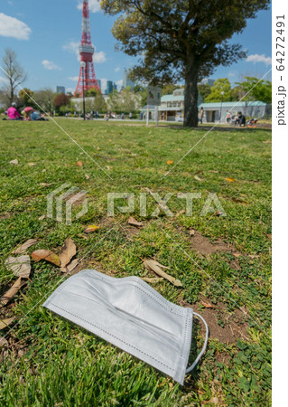 捨てられたマスク 64272491