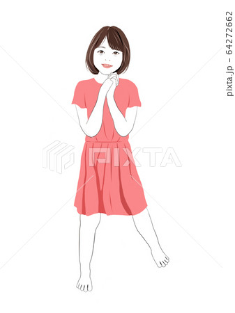 両手を組み楽し気な少女 64272662