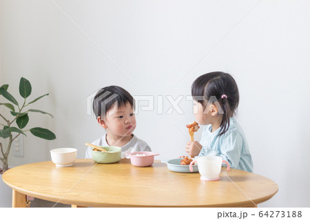 子供　食事 64273188